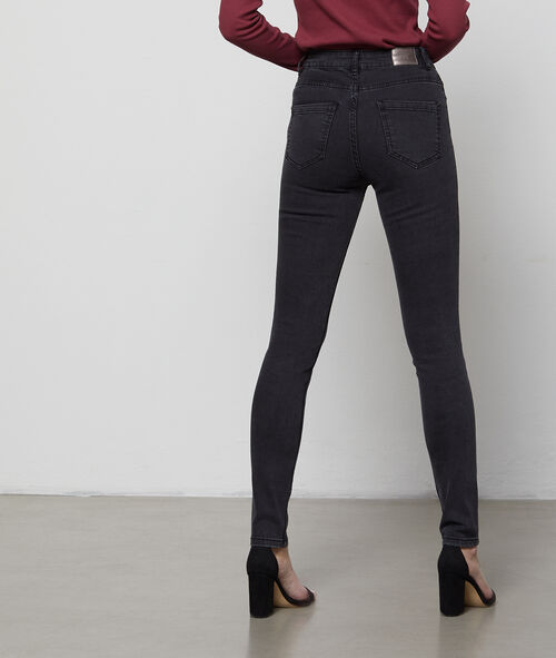 Pantalón vaquero estrecho Pantalón vaquero estrecho