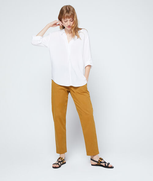 Blusa cuello en v blanco.