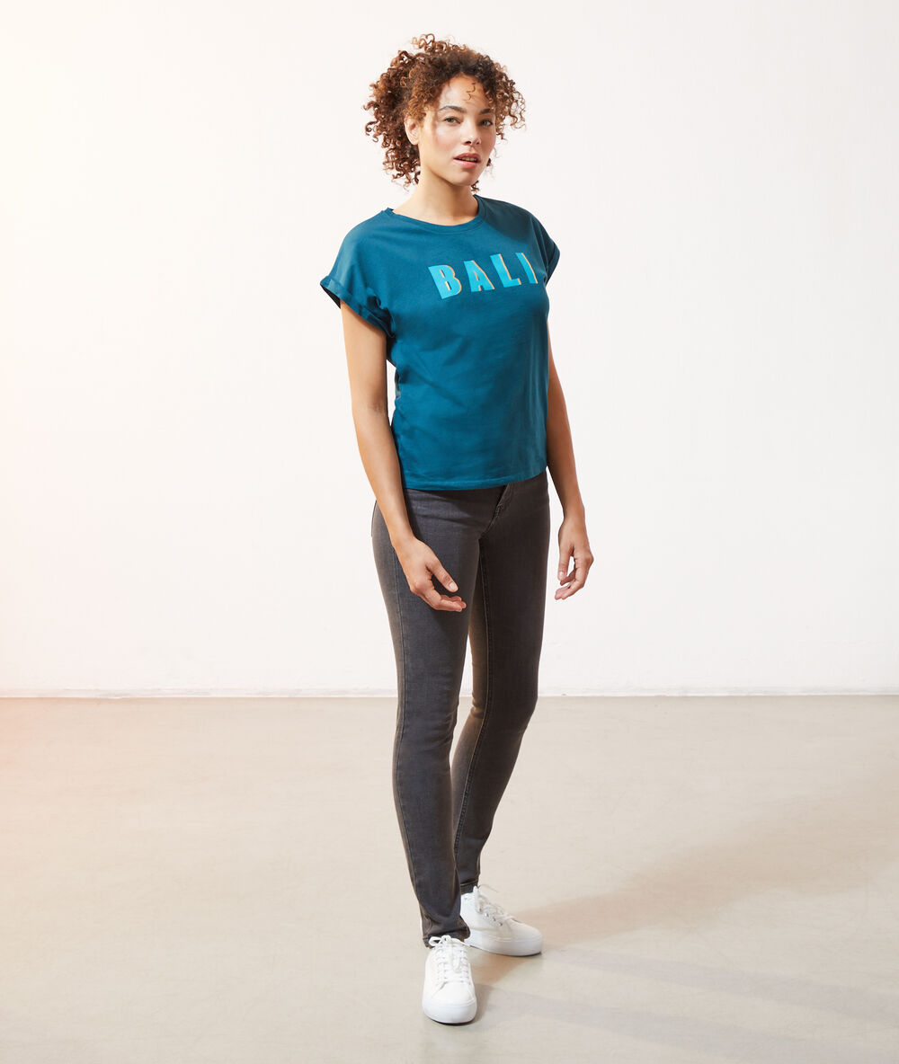 Camiseta con mensaje verde.
