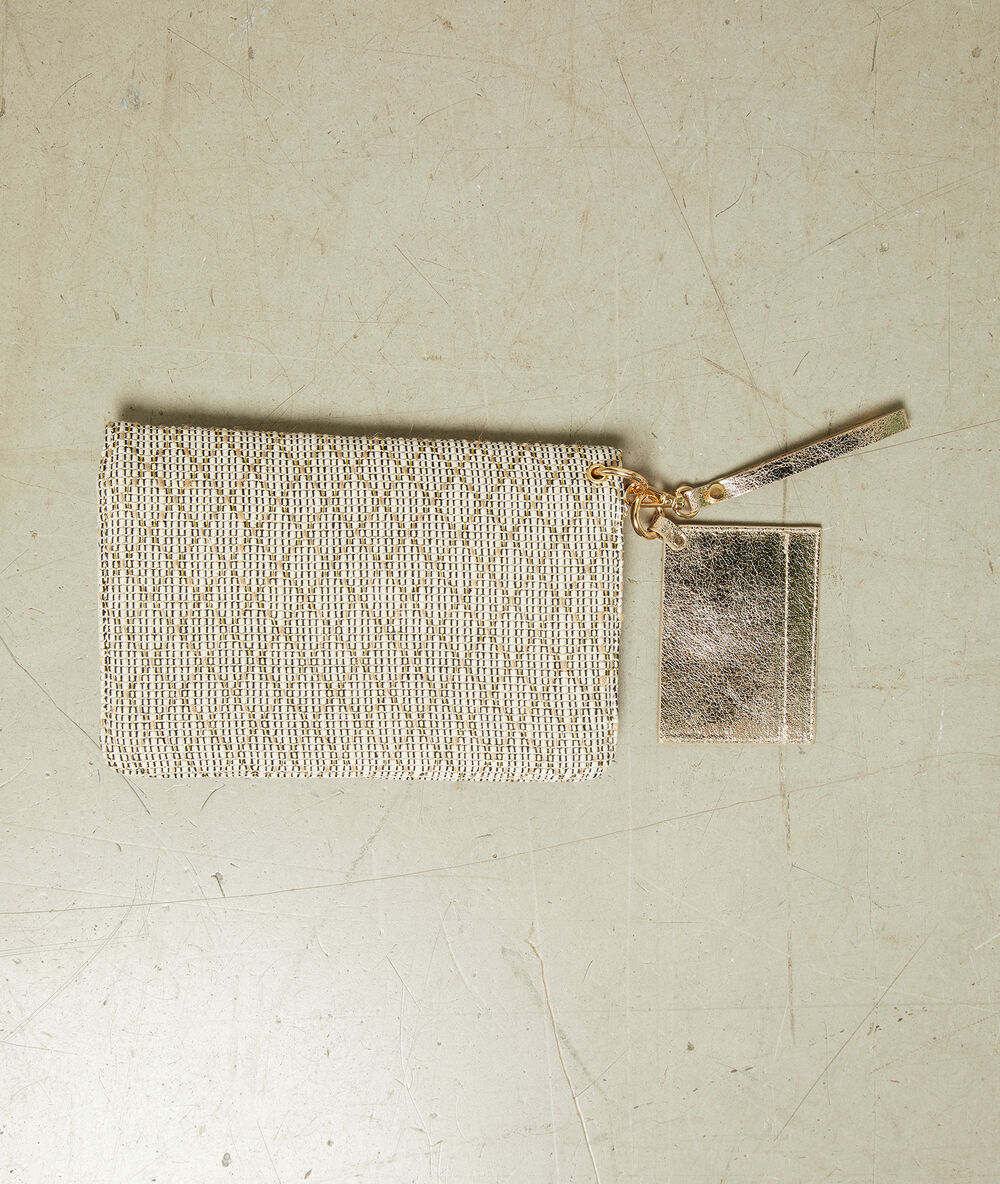 Bolso tipo cartera dorado.