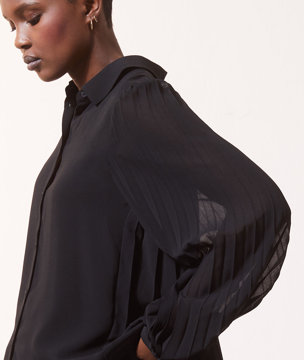 Blusa con detalles plisados negro.