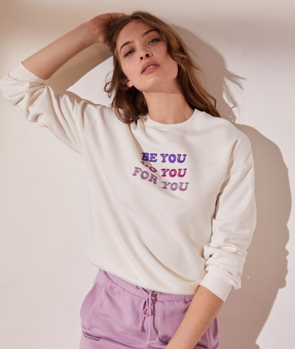 Sudadera con mensaje bordado gris jaspeado.