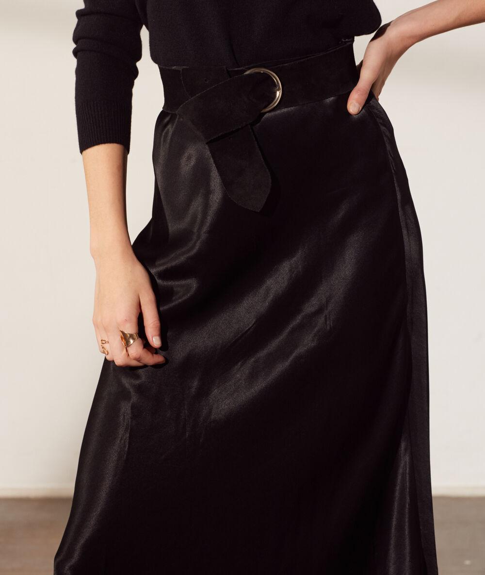 Falda midi satinada negro.