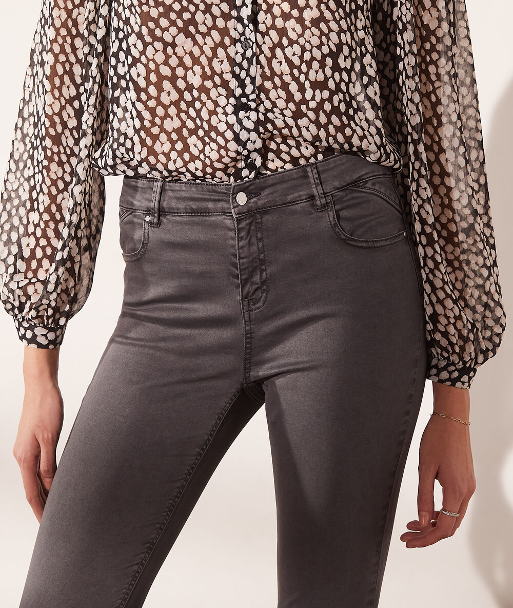 Pantalón vaquero estrecho coral.