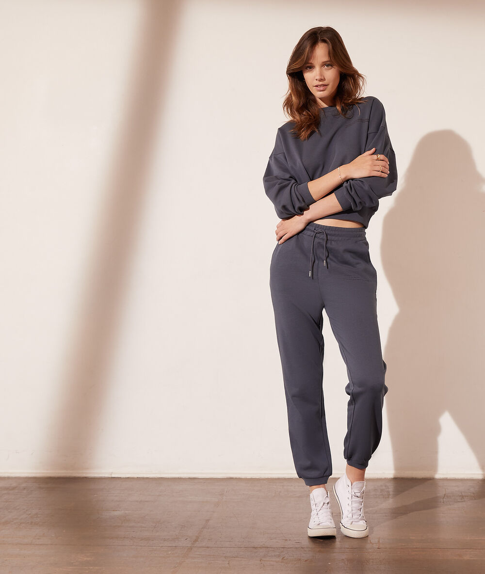 Pantalón jogger azul gris.