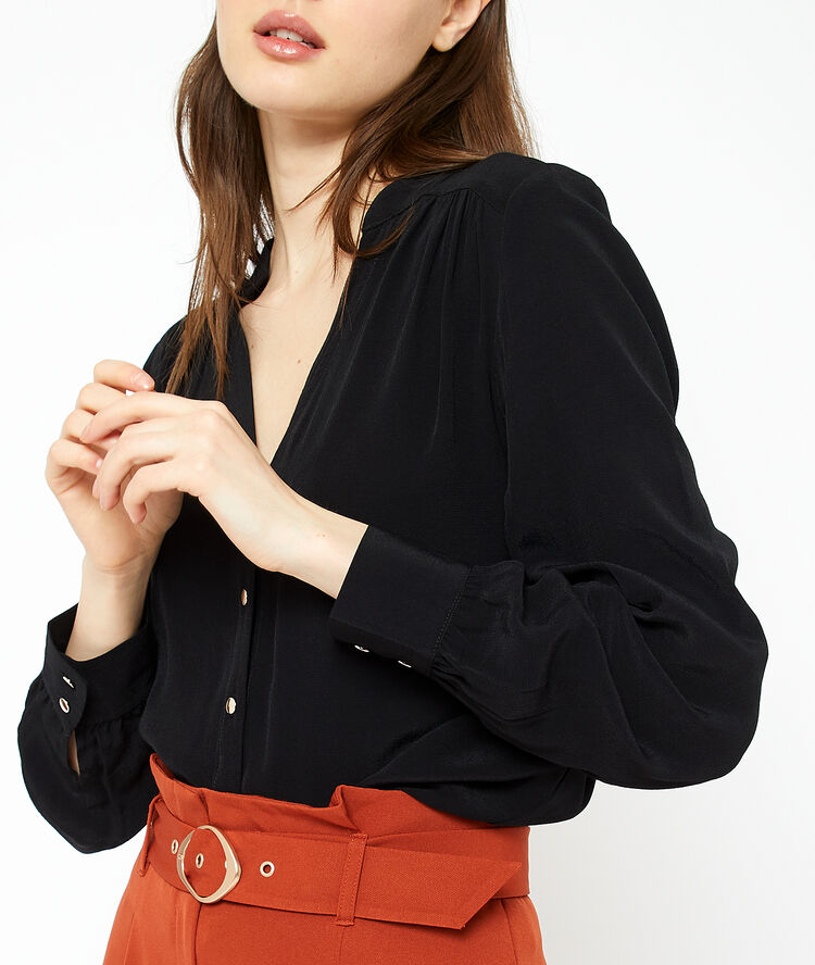 Blusa abotonada negro.