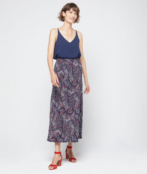 Falda larga vaporosa azul marino.