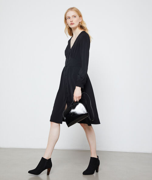 Vestido acampanado de botones negro.