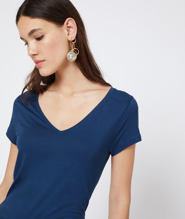 Camiseta cuello en v azul.