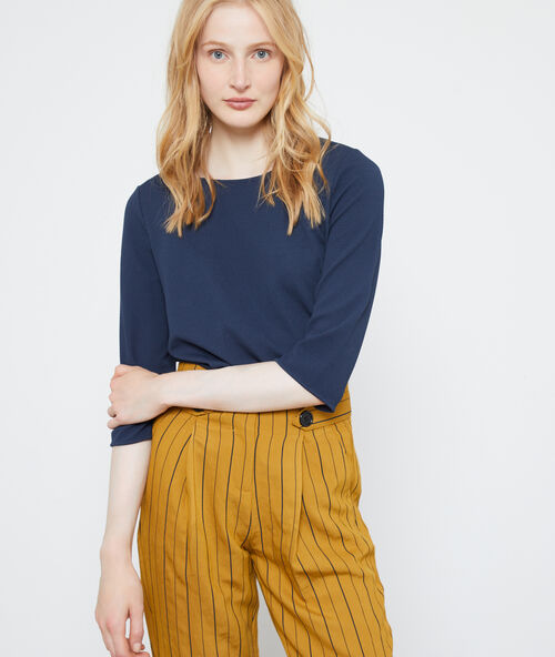 Sudadera cuello redondo azul marino.