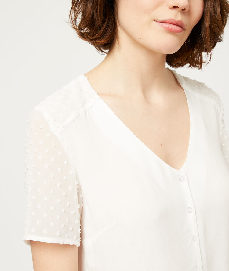 Blusa detalles de plumetis crudo.
