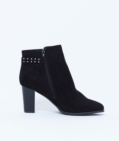 Botines tacón bajo con tachuelas negro.