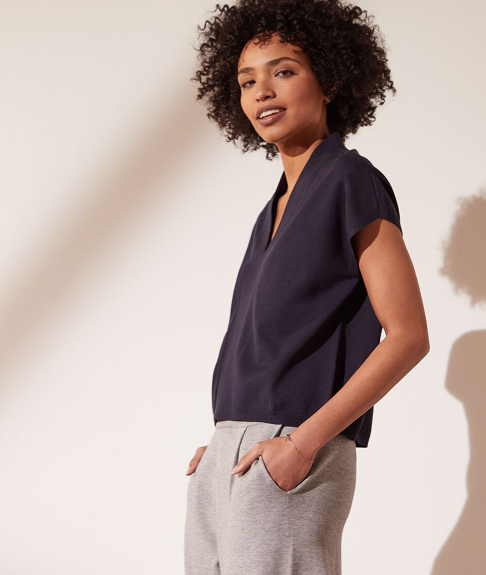 Camiseta de punto, escote en v azul marino.
