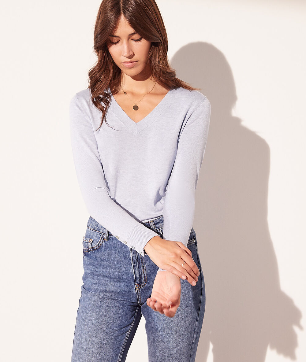Jersey escote en v azul cielo.