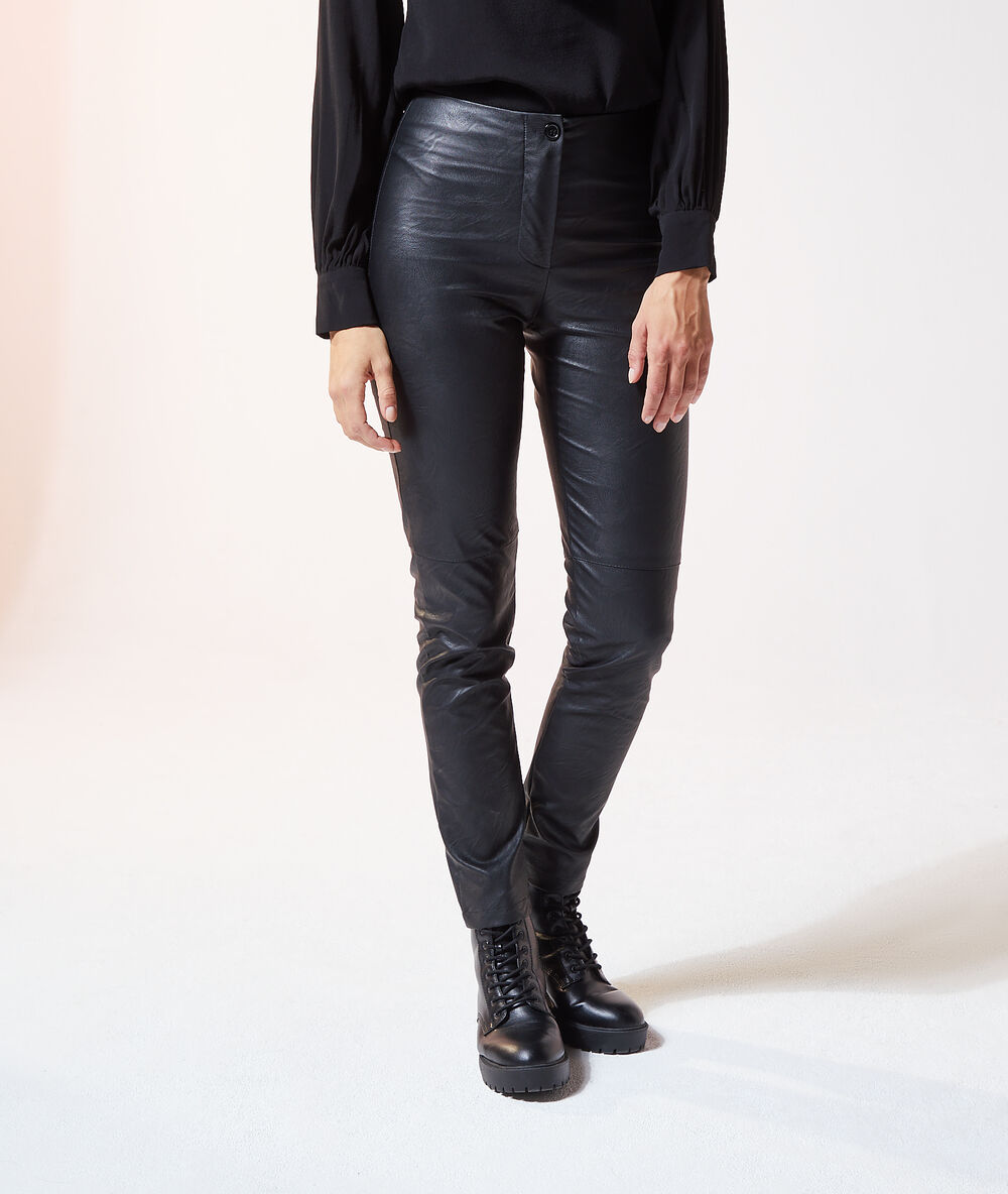 Pantalón efecto piel negro.