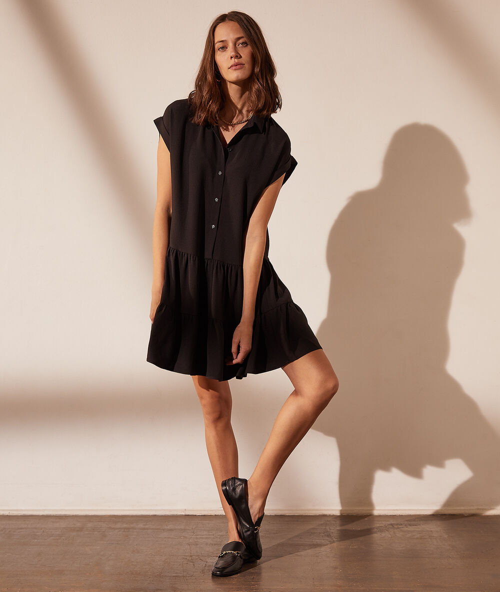 Vestido corto vaporoso negro.