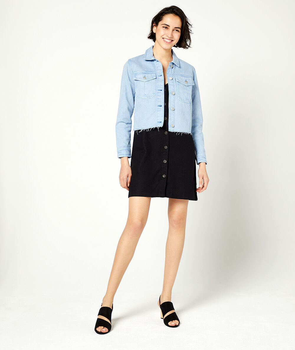 Chaqueta vaquera azul.