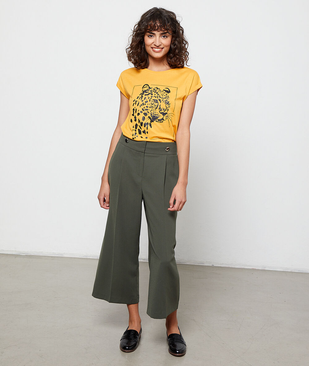 Pantalón ancho caqui.