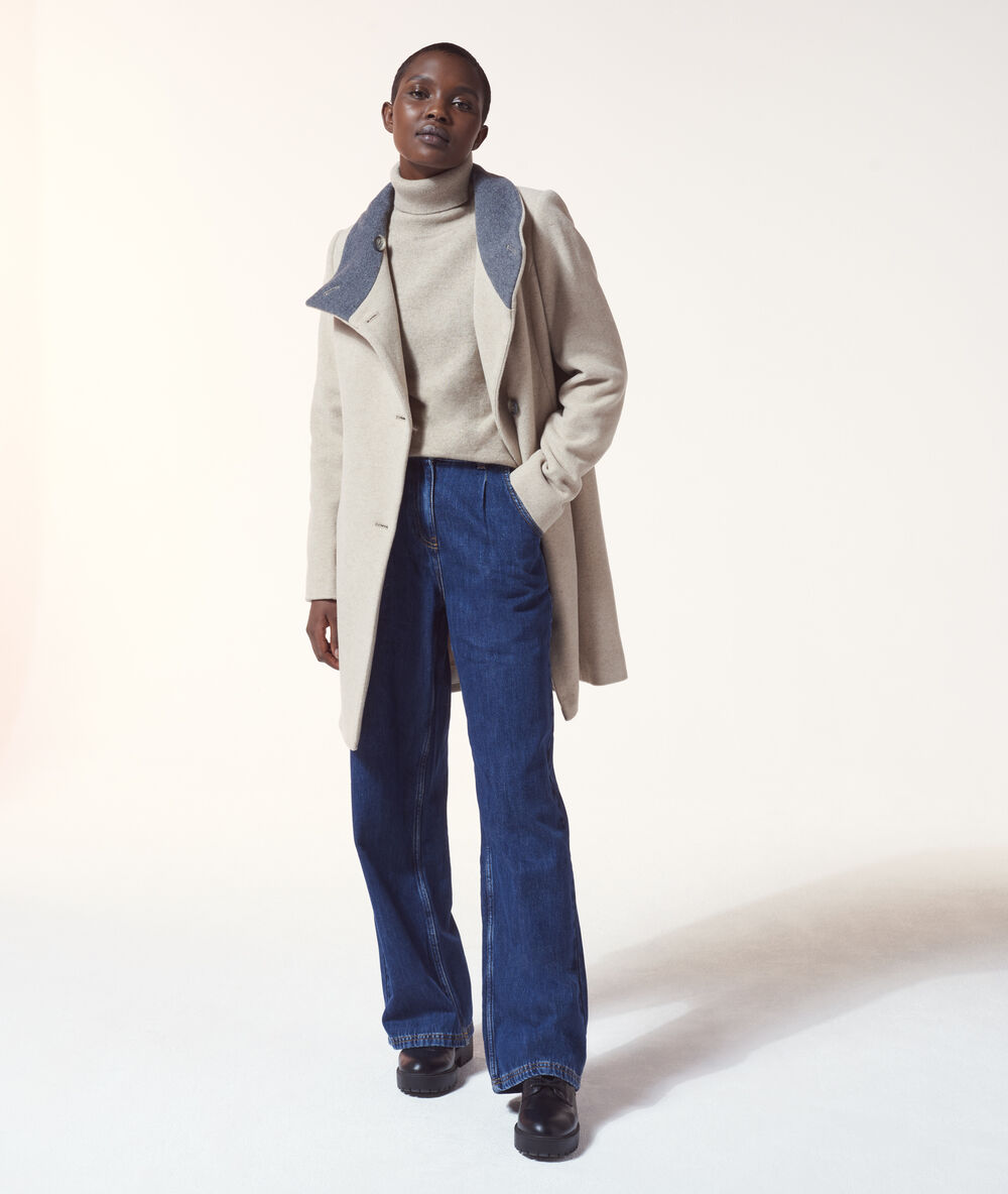 Manteau col montant ecru.