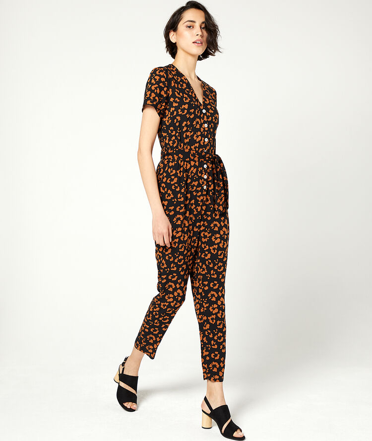 Mono estampado floral negro.