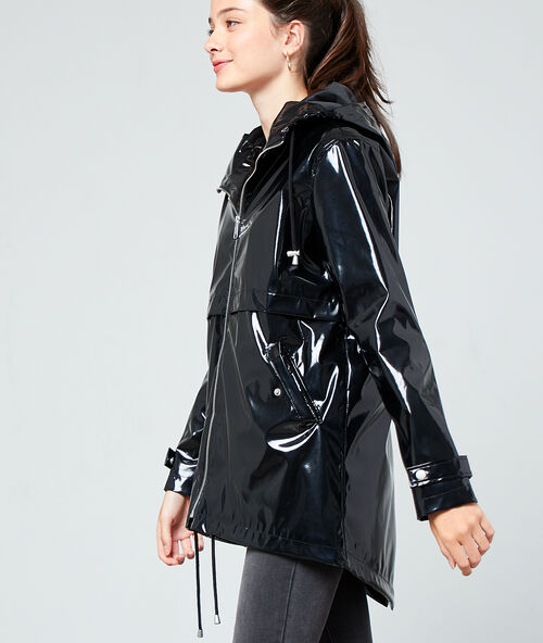 Impermeable con capucha efecto vinilo negro.