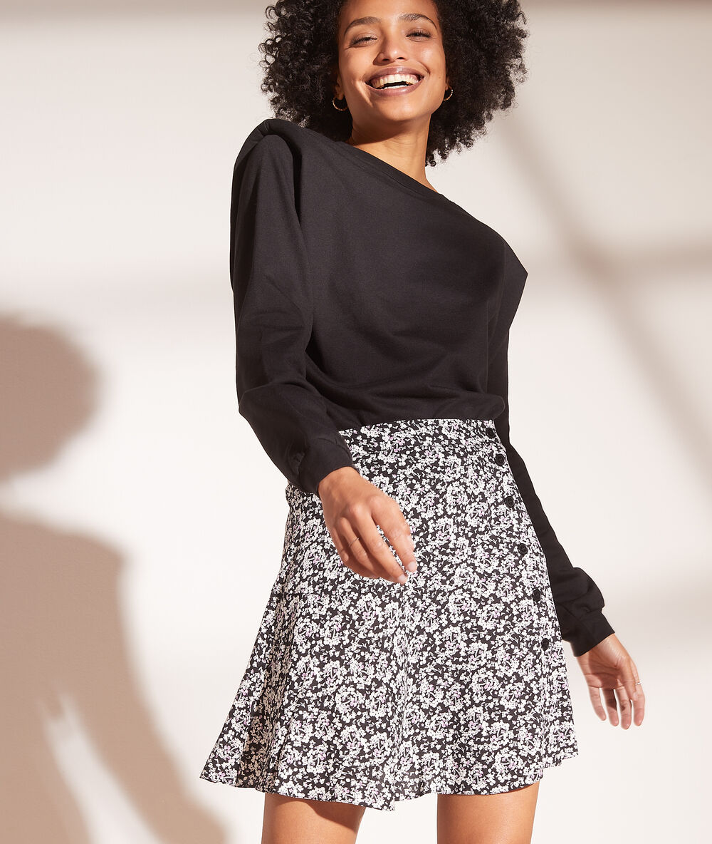 Falda estampado floral negro.