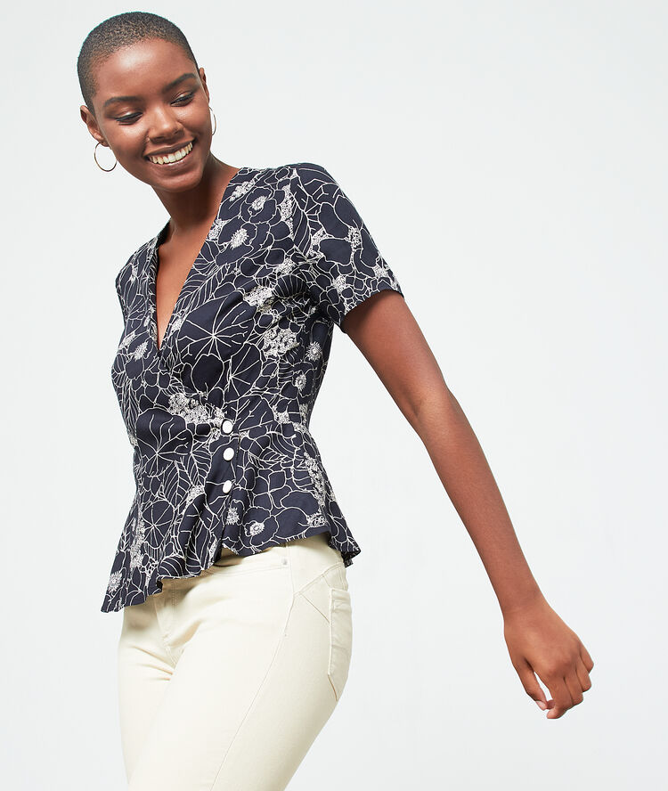 Blusa cruzada estampado floral negro.
