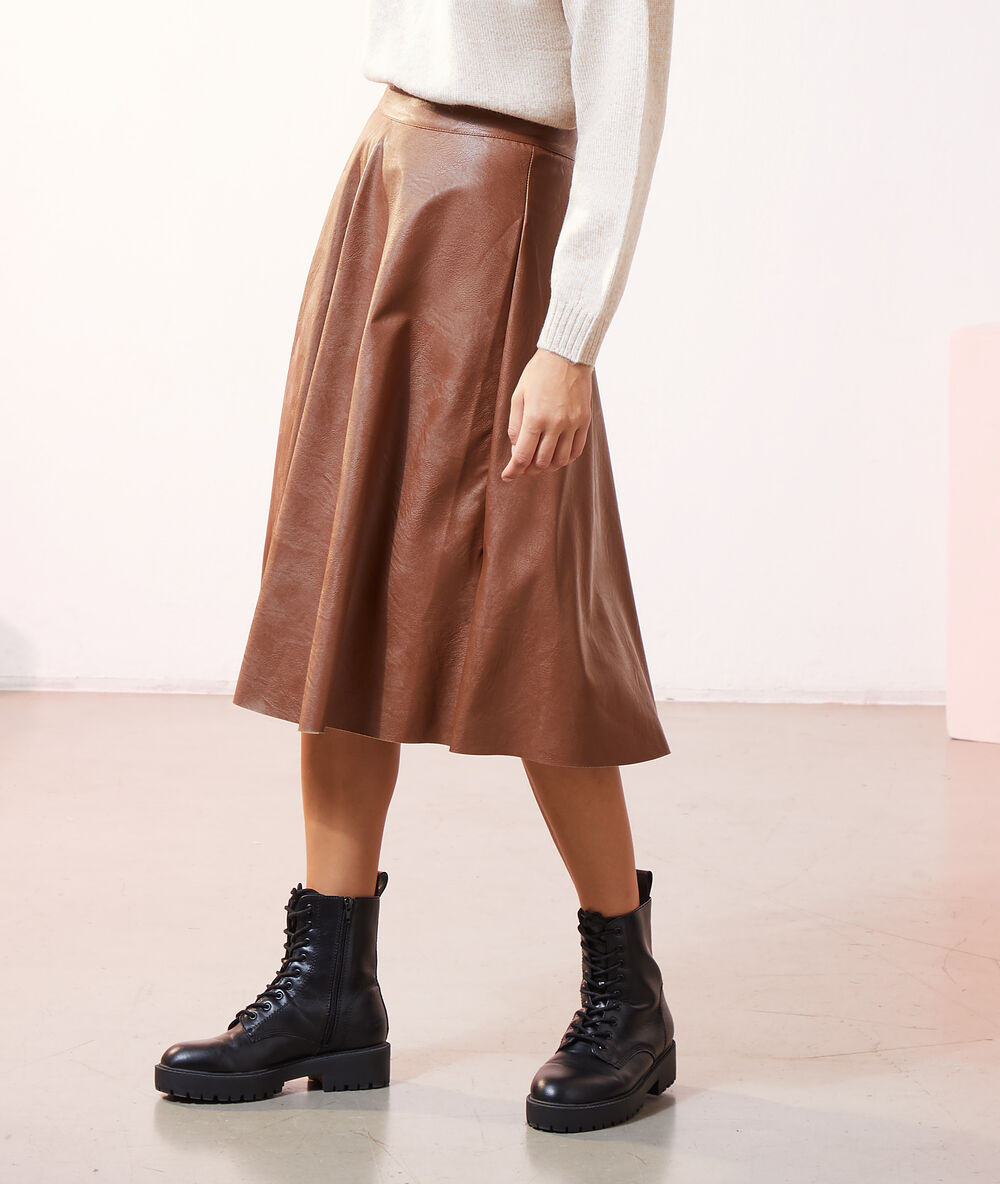 Falda midi efecto piel chocolate.
