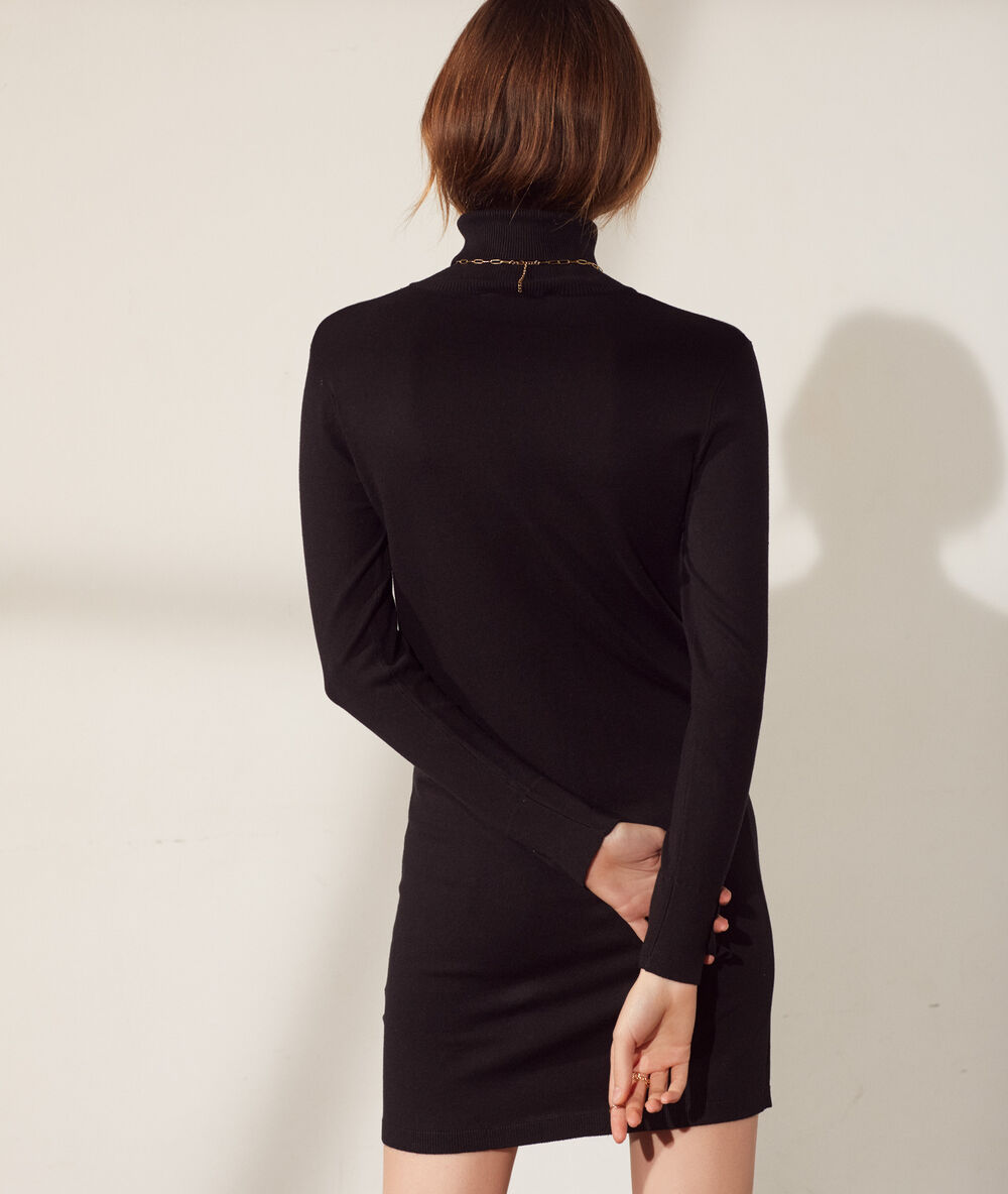 Vestido de punto, cuello alto negro.