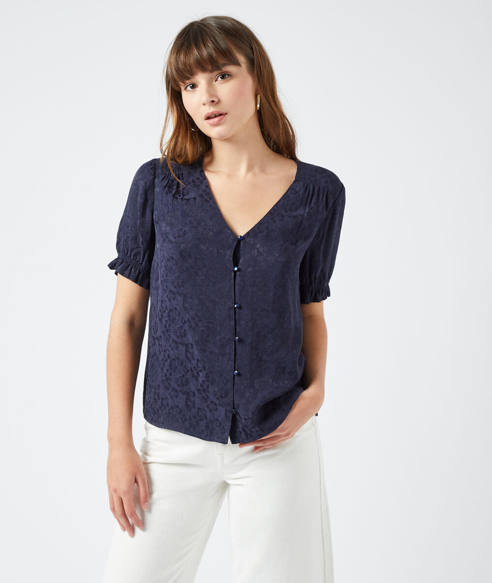 Blusa estampado floral azul marino.
