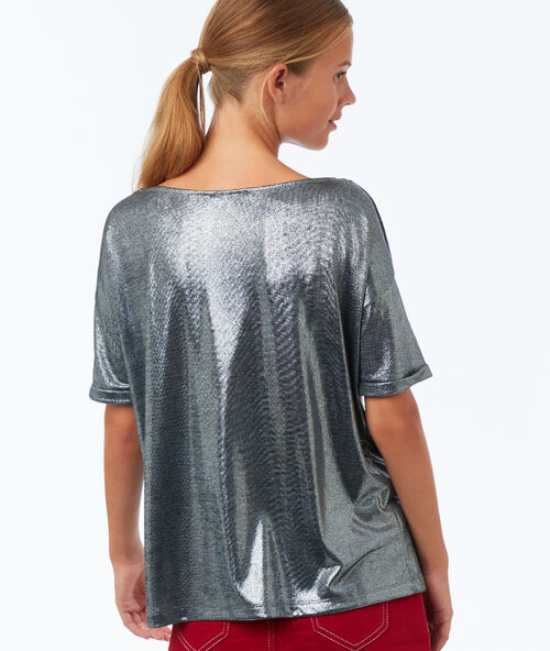 Camiseta cuello barco fibras metalizadas plata.