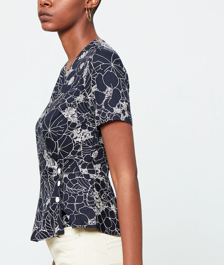Blusa cruzada estampado floral negro.