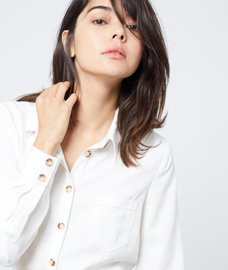 Camisa botones ambarinos de tencel crudo.