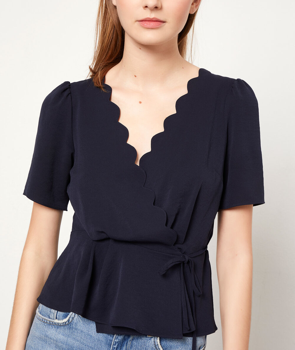 Blusa escote cruzado azul marino.