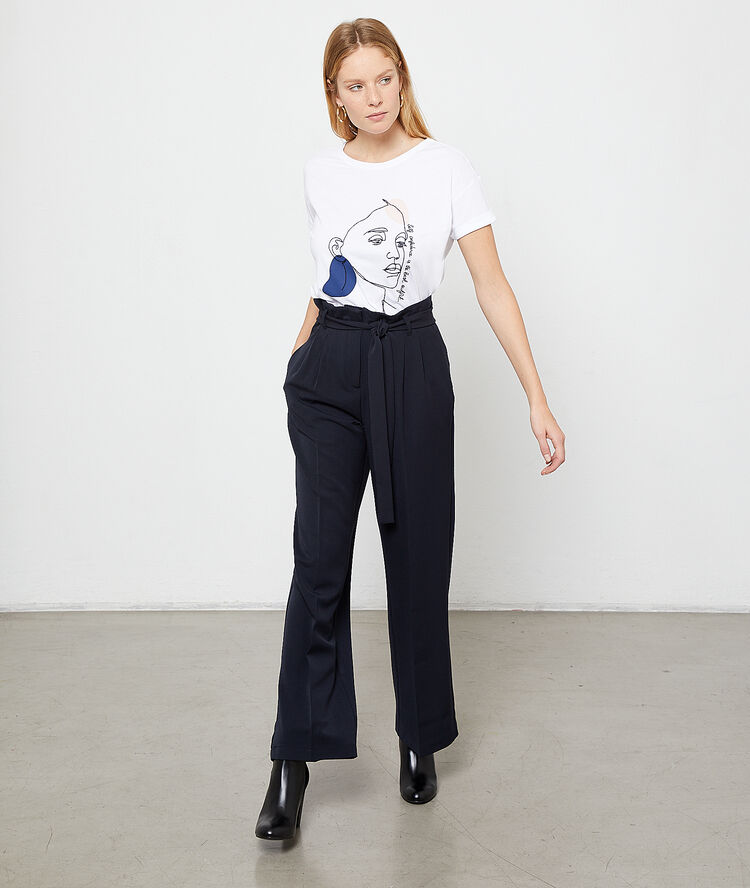 Camiseta bordada con algodón orgánico blanco.