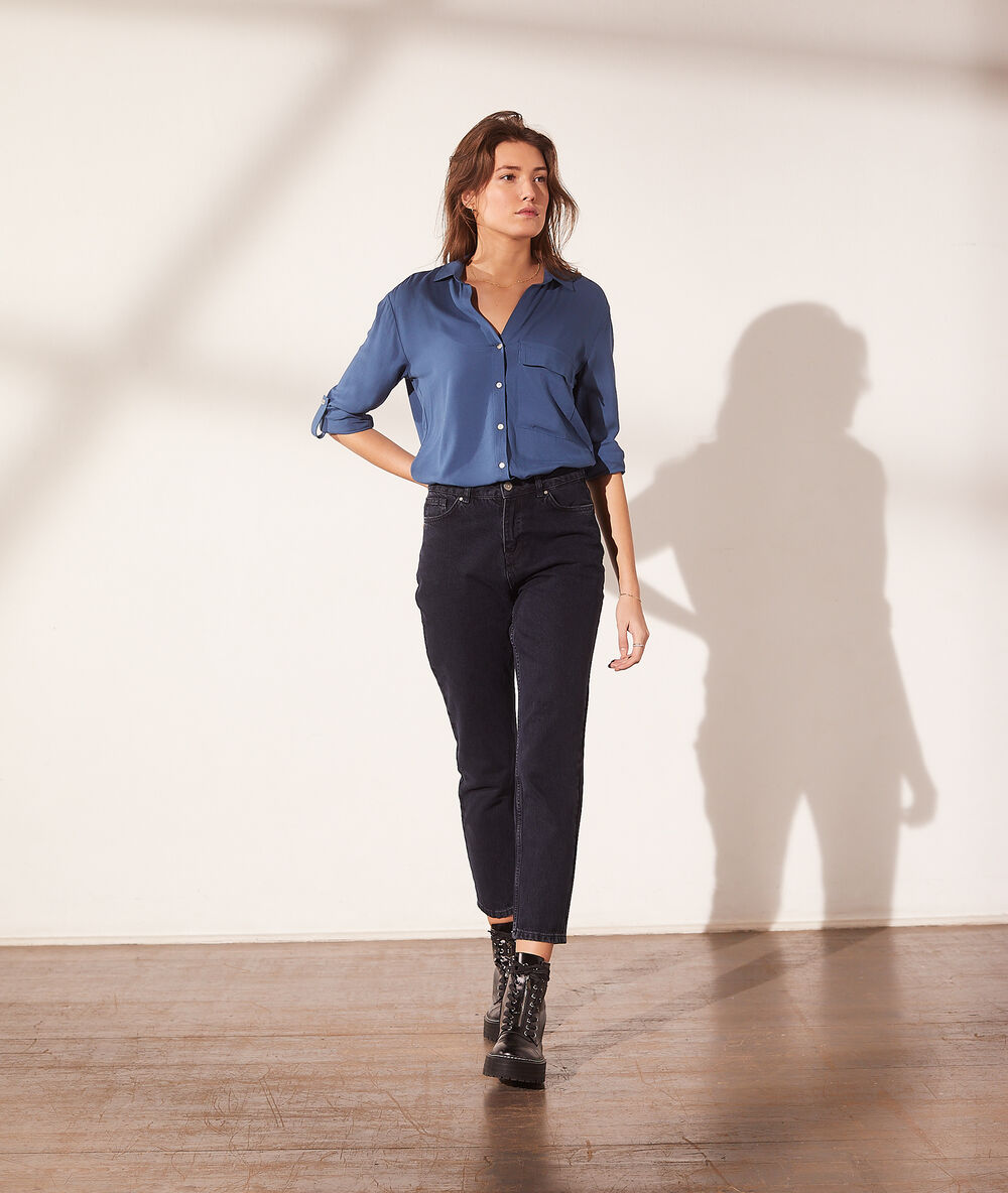 Camisa con bolsillo azul.