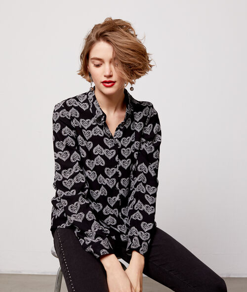 Camisa estampado de corazones negro.