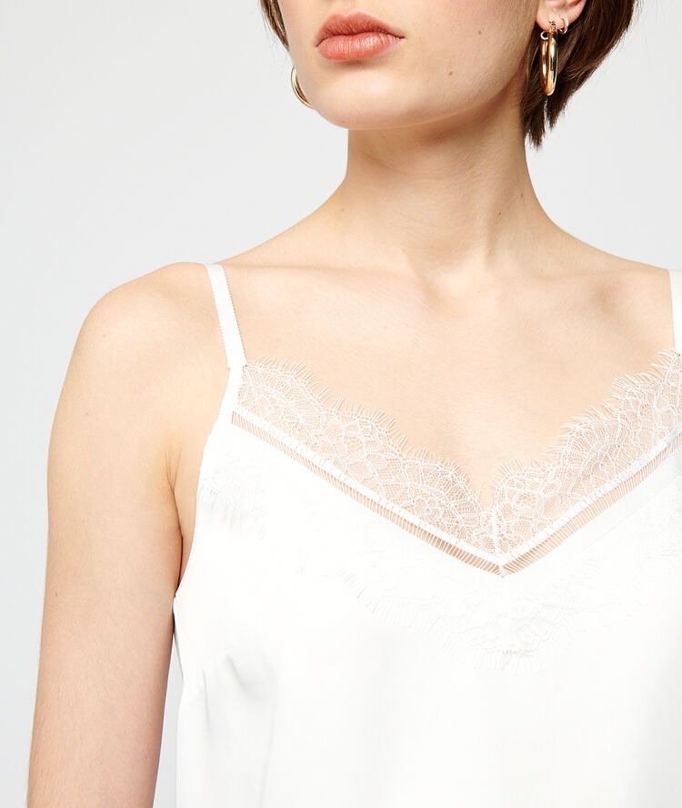 Camisola satinada escote de encaje crudo.