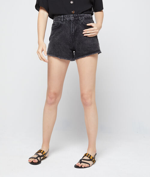 Pantalón corto vaquero con bajo deshilado negro.