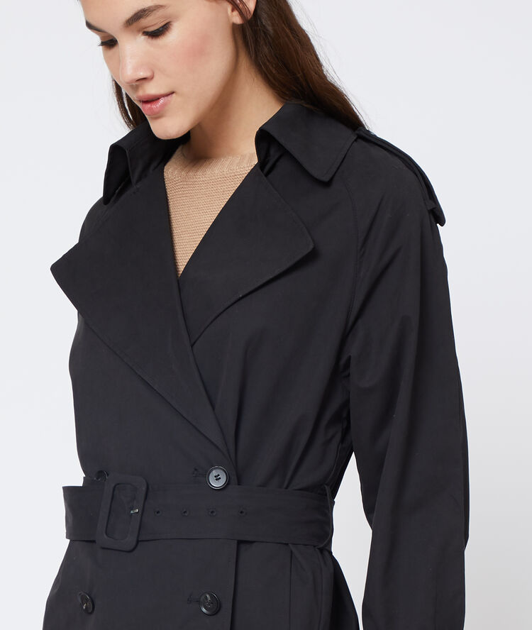 Trench con cinturón negro.