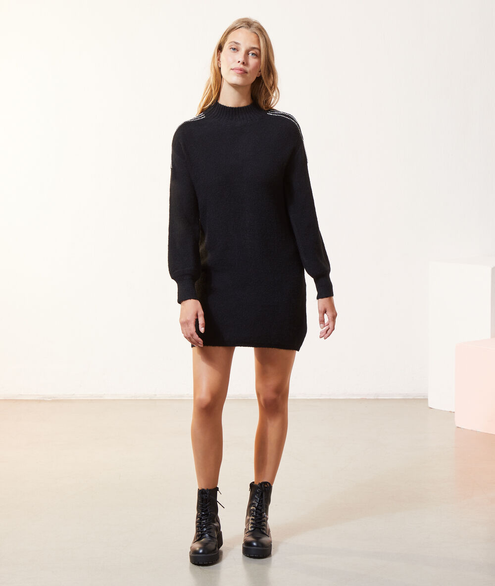 Robe pull manches ballon noir.