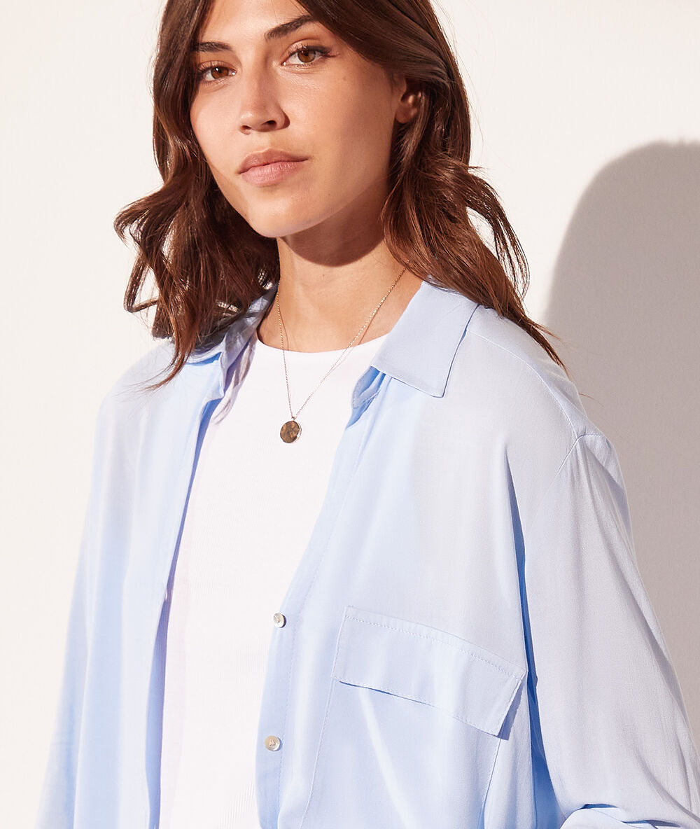 Camisa con bolsillo azul cielo.