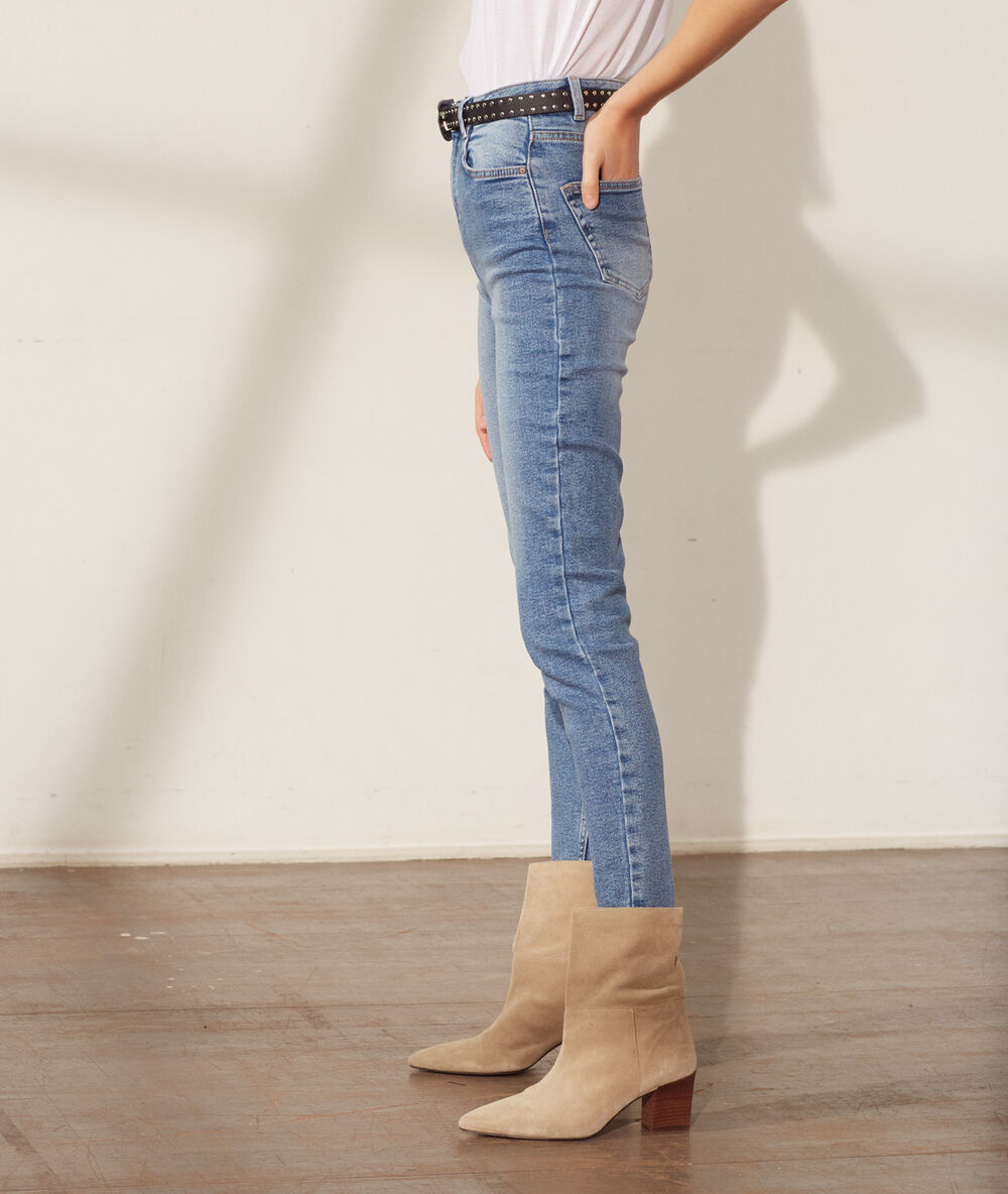 Pantalón vaquero estrecho azul piedra.