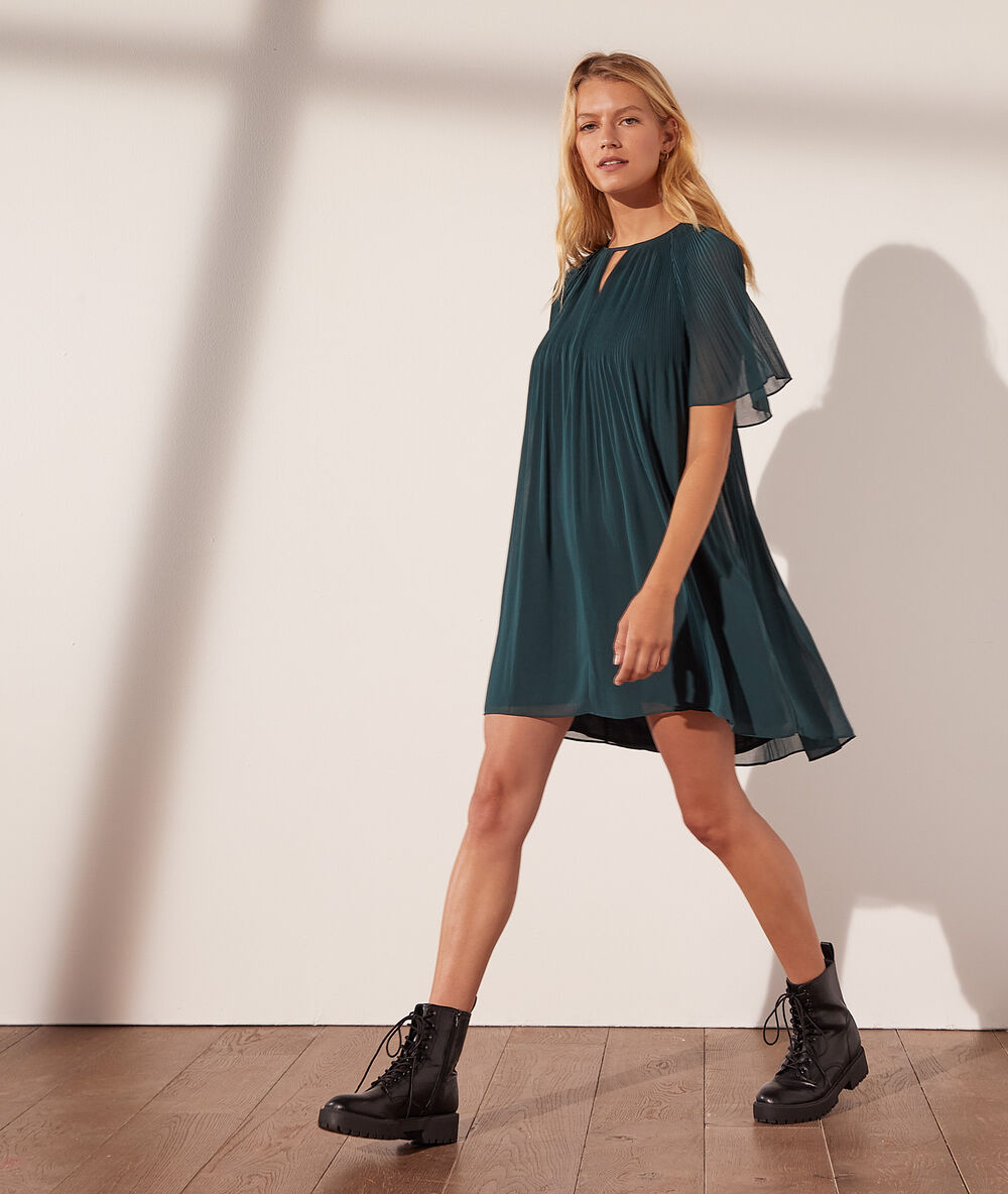 Vestido plisado verde.