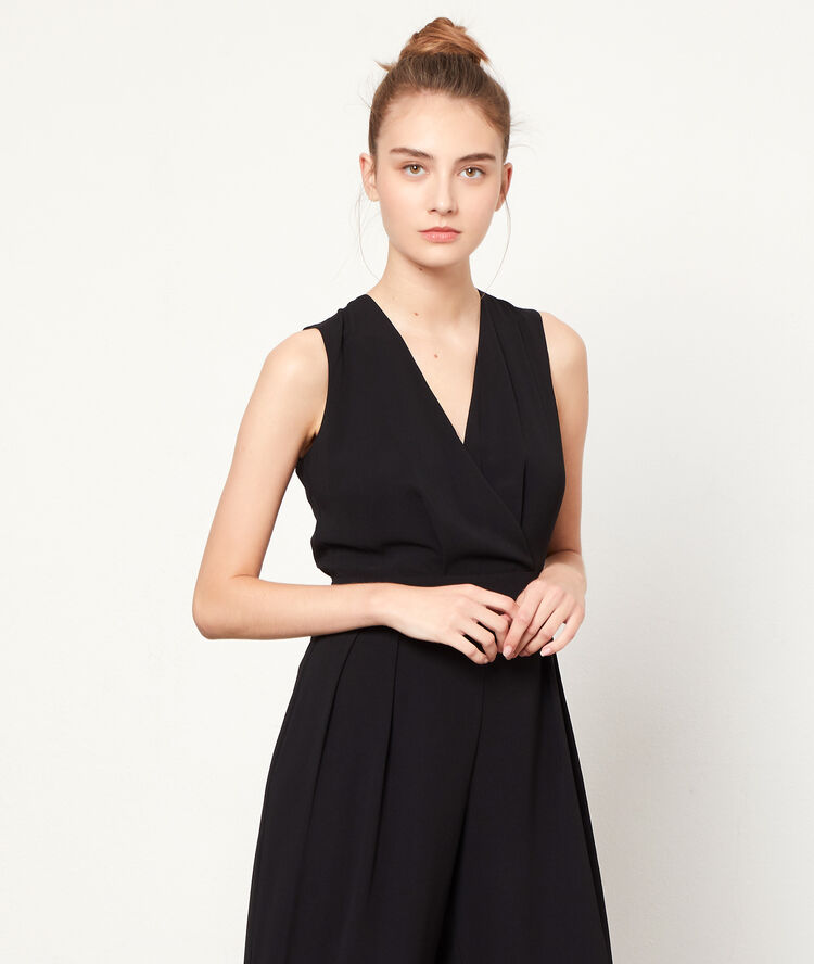 Mono holgado con escote espalda negro.