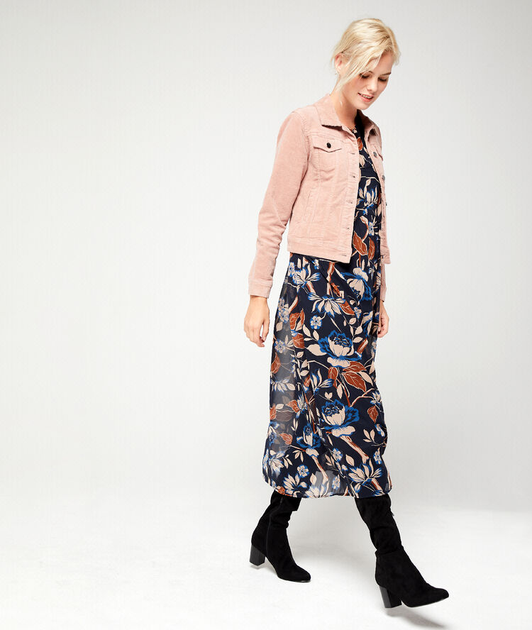 Chaqueta de pana rosa.
