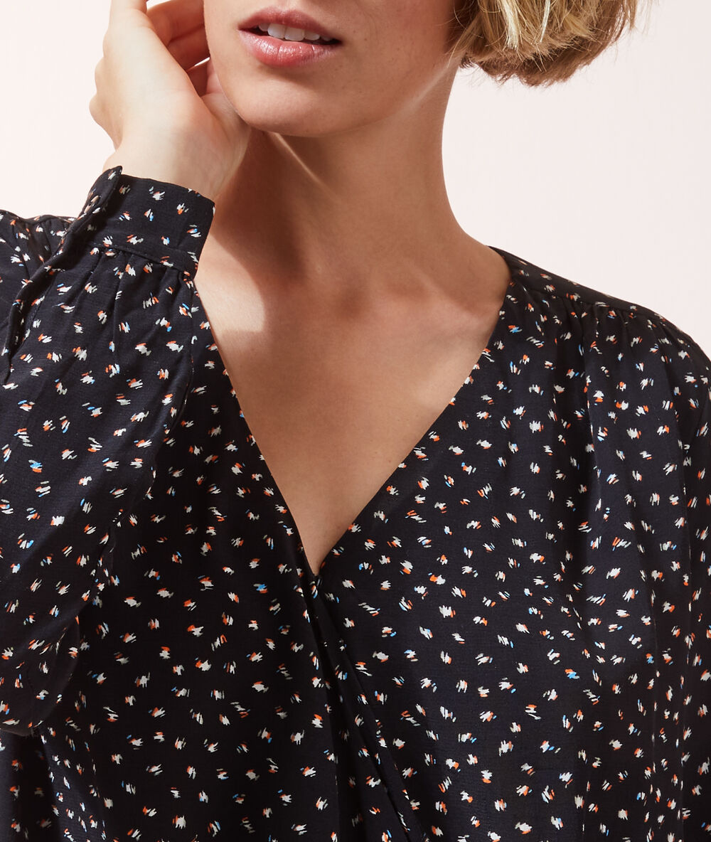 Blouse imprimé cache-coeur noir.