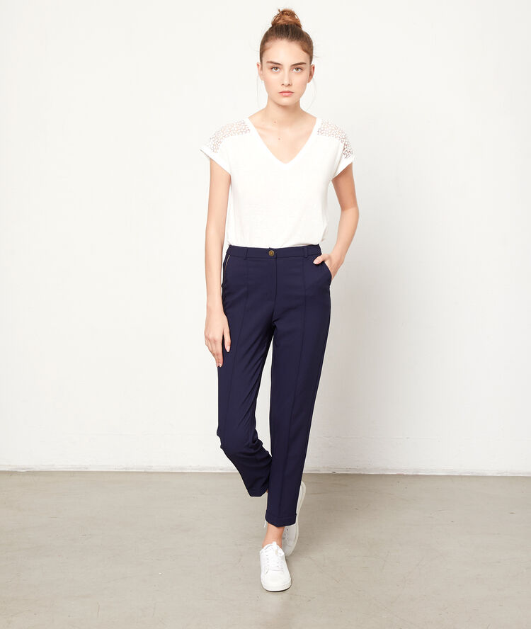 Pantalón corte zanahoria azul marino.