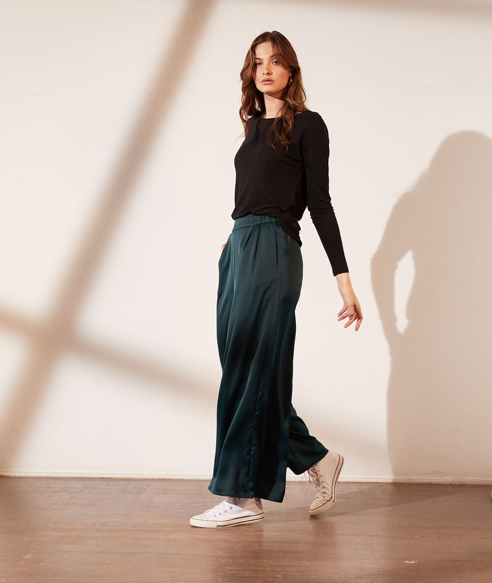 Pantalón ancho satinado verde.