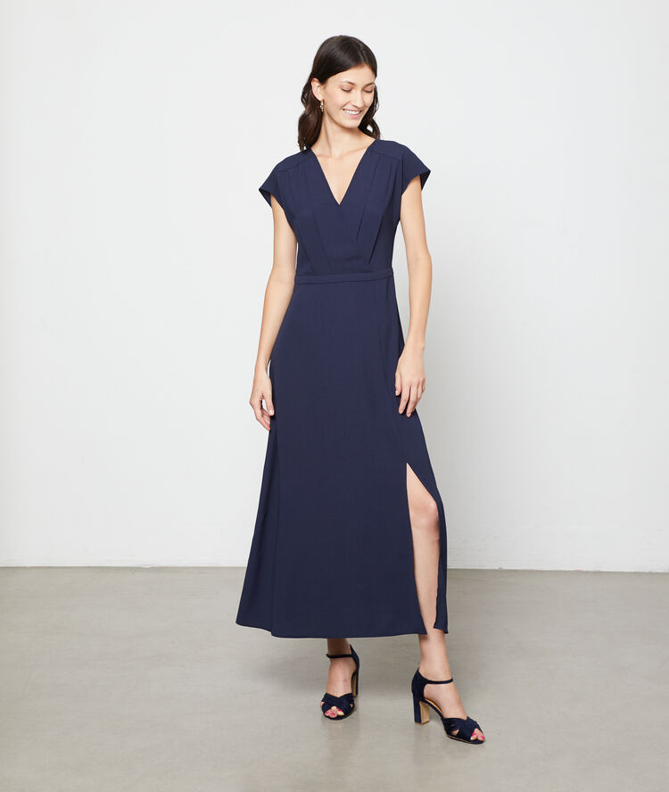 Vestido largo con apertura azul marino.